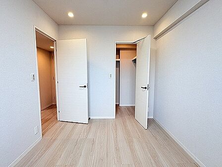 無駄を削ぎ落としたシンプルな空間が、日々の暮らしに心地よい静けさと穏やかな調和をもたらします。