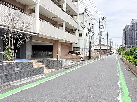 通りから1本入った交通量の少ない前面道路