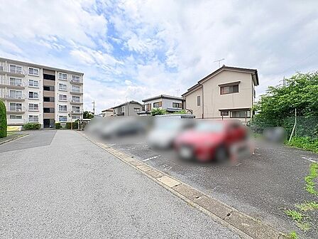 周辺環境に溶け込み、落ち着いた住まいとの調和を感じさせる日常的な風景が広がっています。
