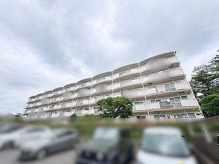 空を広く見渡せる開放的なロケーションで、落ち着いた日々を過ごせるゆとりある佇まいです。
