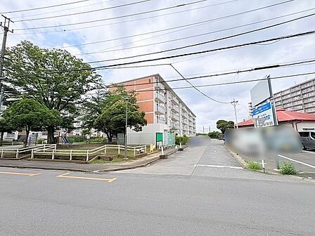 豊かな緑が四季の移ろいを感じさせ、日常に穏やかな安らぎをもたらす住環境が整っています。