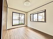 心地よい風と自然な明るさが広がる、落ち着きに満ちた健やかな空間です。