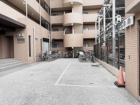 住まう方の日常を穏やかに受け止める、落ち着いた佇まいのエントランス周辺スペースです。