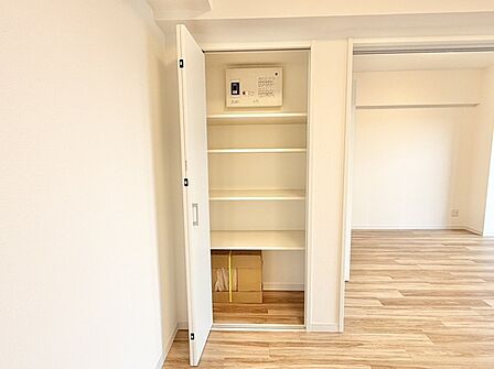 何かとものがあふれやすいリビングに、ちょっと一工夫。うれしい収納空間。