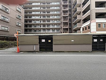 落ち着いた街並みに馴染む、整然とした佇まいが日々の暮らしに安心感を与えてくれる住環境です。