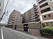 周辺環境と調和しながら落ち着いた佇まいを見せる、確かな存在感のある外観です。