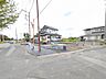 外観：のびやかな空が広がる角地に位置し、これからの暮らしの可能性を静かに秘めた心地よい空間です。