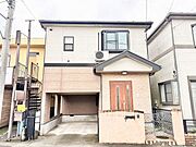 素材の異なる外壁が調和し、街並みに落ち着いた佇まいを見せる住まいです。