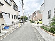 閑静な住宅街に位置し、日々の暮らしに穏やかな落ち着きを感じさせる心地よい住環境が整っています。