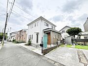 街並みに穏やかに溶け込み、日常を優しく包み込むような落ち着きのある佇まいです。