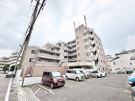 落ち着いた色合いのタイル張りの外観が、街並みに静かに溶け込む穏やかな佇まいを見せています。