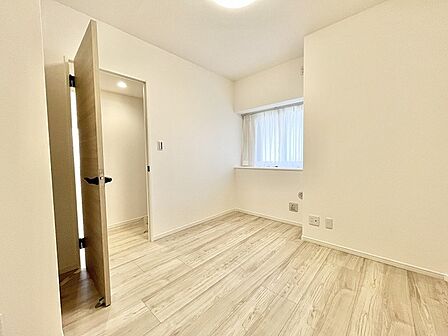 すっきりと整えられた空間は、シンプルで洗練された暮らしを予感させる穏やかな佇まいです。