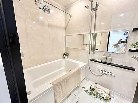 上質な質感と落ち着いた色調が調和し、一日の疲れを穏やかに解きほぐしてくれるような心地よい空間です。