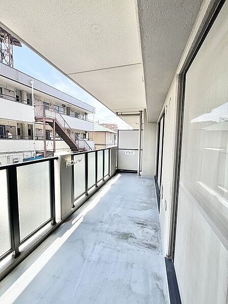 ゆとりある広さが確保されており、日常のちょっとした安らぎやリフレッシュの時間を大切にできる開放的な空間です。