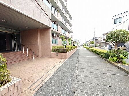 手入れの行き届いた植栽と落ち着いた佇まいが、日々の暮らしに安らぎの風景を添えてくれます。