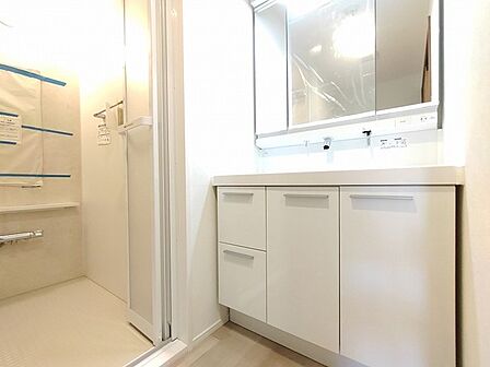 清潔感と機能性が調和した、すっきりと整った印象を与える空間が日々の暮らしを整えます。