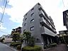 外観：落ち着いた色調の外壁と周囲の緑が調和し、洗練された街並みに溶け込む佇まいです。