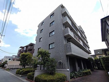 落ち着いた色調の外壁と周囲の緑が調和し、洗練された街並みに溶け込む佇まいです。