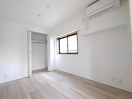 清潔感のある真っ白な壁と落ち着いた色合いの床が調和し、日々の暮らしに安らぎをもたらす心地よい空間です。