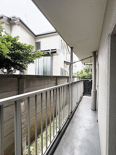 周囲の視線を気にせず、プライベートな時間を穏やかに過ごせる開放的な空間です。