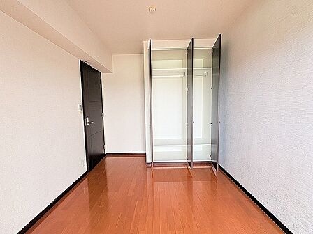 余計な装飾を削ぎ落としたシンプルな空間は、住まう方の感性に合わせて自由に彩りを添えていただけます。