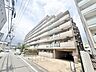 外観：落ち着いた街並みに溶け込む、端正な佇まいの建物が日常の拠り所となります。