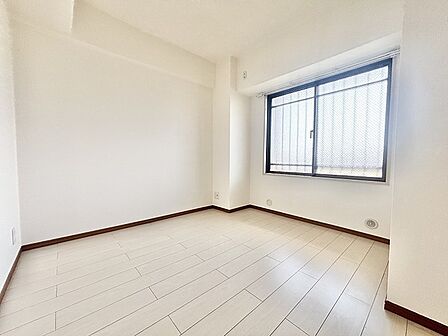 シンプルで無駄のない空間が、日々の暮らしに静かな落ち着きをもたらしてくれます。