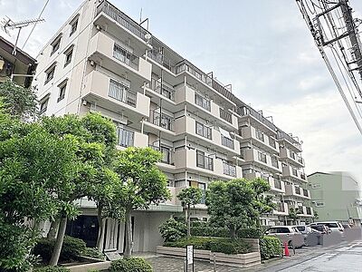 外観:街の風景に穏やかに溶け込み、日々の暮らしに安心感をもたらす落ち着いた佇まいの外観です。 外観:街の風景に穏やかに溶け込み、日々の暮らしに安心感をもたらす落ち着いた佇まいの外観です。