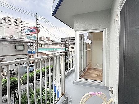 日常の利便性を身近に感じながら、外の気配を穏やかに取り込む心地よい空間です。