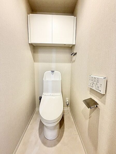 無駄のないシンプルなデザインで整えられた、日々の暮らしに静かな調和をもたらすプライベート空間です。