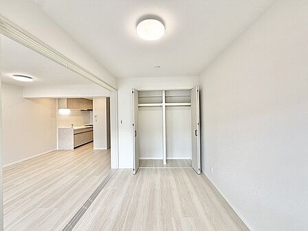余計な装飾を削ぎ落とした洗練された空間が、日々の暮らしに心地よい調和と広がりをもたらします。