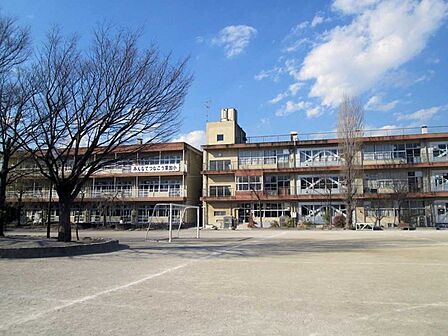 草加市立草加小学校(930m)