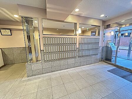 丁寧な手入れが行き届いた清潔感のある共用空間が毎日の帰宅を心地よく迎えます