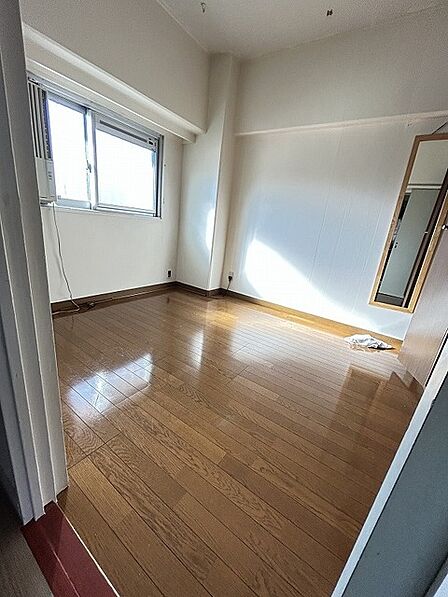 自然な木目が広がる床面とすっきりとした壁面が調和する、心地よい静けさに包まれた空間。