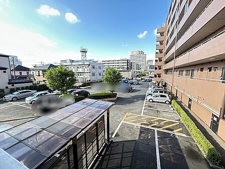 開放感のある空が広がり穏やかな時間が流れる整えられた敷地内景色