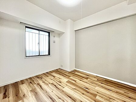 ニュートラルな色調と木の温もりが調和し、自分らしく整えられる心地よい空間が広がっています。