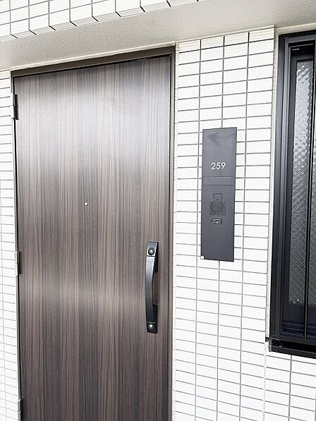落ち着いた色調でまとめられた玄関周りが、日々の暮らしの始まりを静かに演出します。