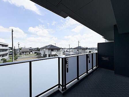 開放的な空が広がり、日常に心地よいゆとりをもたらす外の眺めが魅力です。