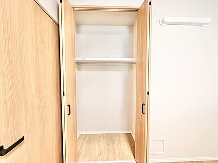 木目のあたたかみが心地よい、日々の暮らしに溶け込むすっきりとした空間が広がります。