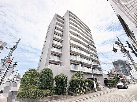 洗練されたフォルムが街並みに馴染み、日常の風景に静かな調和をもたらす佇まい。