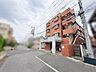 外観：落ち着いたレンガ調の外観が街並みに馴染む、穏やかな佇まいを感じさせる住まい