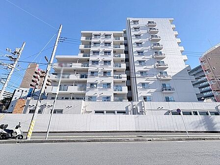 青空に映える白を基調とした外観が、心地よい日常の始まりを予感させます。