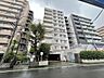 外観：街並みに溶け込む洗練された佇まいが、穏やかな日常の始まりを予感させます。