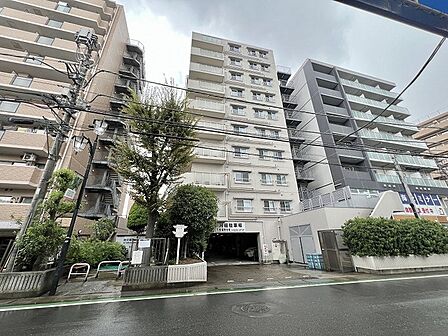 街並みに溶け込む洗練された佇まいが、穏やかな日常の始まりを予感させます。