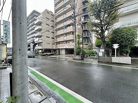 街路樹の緑が映える落ち着いた周辺環境に佇む外観が毎日の心地よい暮らしを演出します
