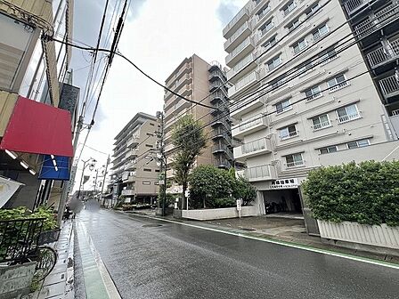 周辺の建物と調和しながらも落ち着いた佇まいを見せる、日常に寄り添う穏やかな街並み。