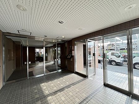 落ち着いた色合いのタイルとガラス張りが調和する、開放感と品格を感じさせる空間です