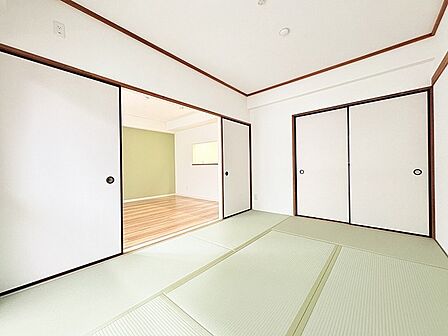 伝統的な素材感と現代的な色合いが調和する、心地よいゆとりを感じられる空間です。