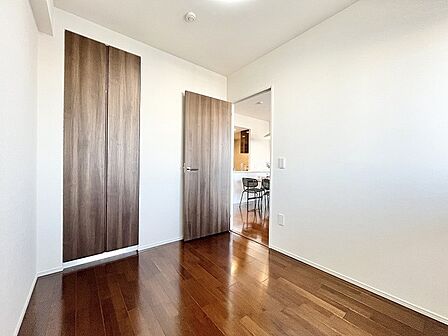 木の温もりを感じさせる落ち着いた色合いの建具が空間に心地よいアクセントを添える穏やかな佇まい。