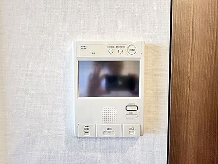 落ち着いた色合いの壁面にスッキリと収まるシンプルなデザインです。